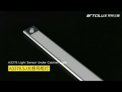 キャビネットの下のライトパネル